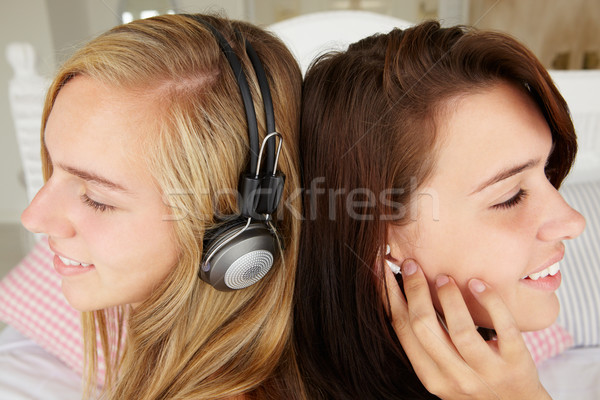Stock fotó: Tinilányok · zenét · hallgat · zene · barátok · tinédzser · tinédzserek