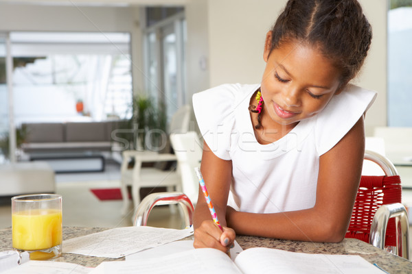 Meisje huiswerk keuken kind schrijven leren Stockfoto © monkey_business