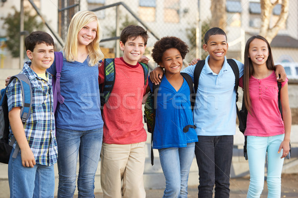 Grupy elementarny uczniowie na zewnątrz klasie szkoły Zdjęcia stock © monkey_business