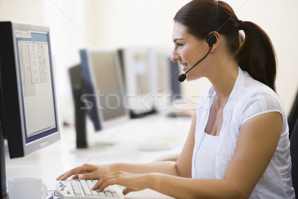 Femeie setul cu cască sala de calculatoare zâmbitor Imagine de stoc © monkey_business