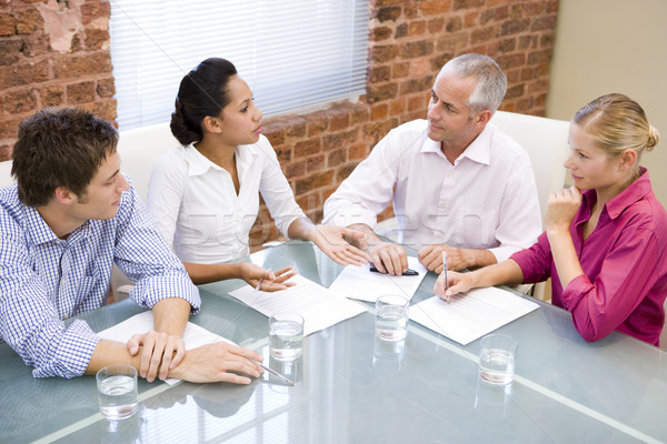 Patru sala de consiliu Reuniunea tabel oameni de afaceri Imagine de stoc © monkey_business