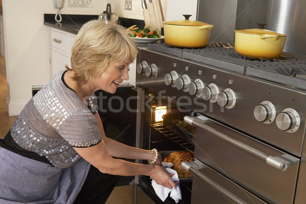 [[stock_photo]]: Femme · alimentaire · sur · four · heureux