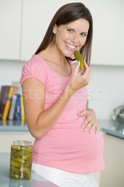 Zdjęcia stock: Kobieta · w · ciąży · kuchnia · jedzenie · ogórki · konserwowe · uśmiechnięty · ciąży