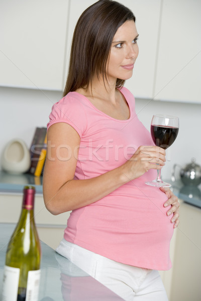 Terhes nő konyha üveg vörösbor nő női Stock fotó © monkey_business