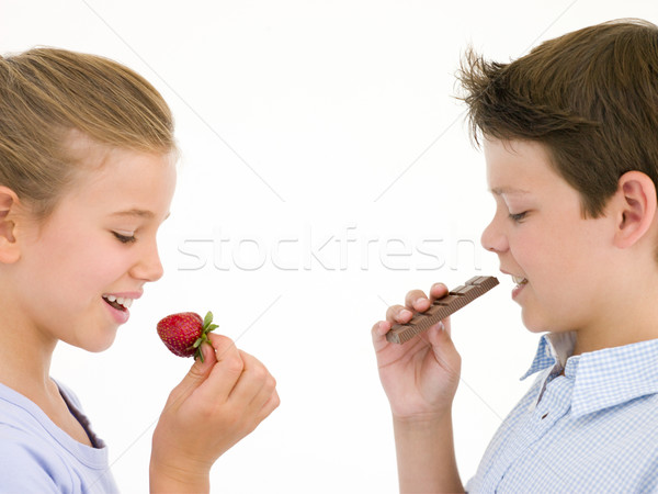 Lánytestvér eszik eper fivér csokoládé szelet étel Stock fotó © monkey_business