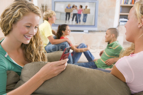 Stockfoto: Tieners · opknoping · uit · televisie · mobiele · telefoons · vrienden