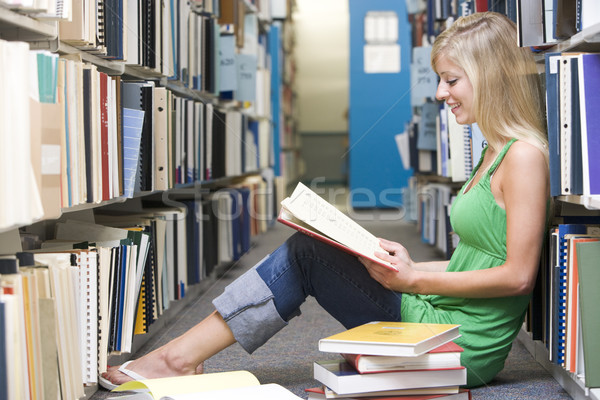 Student lucru bibliotecă femeie student şedinţei Imagine de stoc © monkey_business