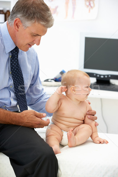兒科醫師 嬰兒 辦公室 男子 孩子 健康 商業照片 © monkey_business