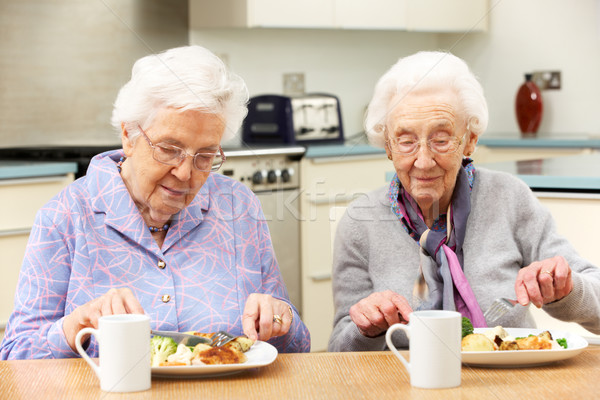Senior donne pasto insieme home Foto d'archivio © monkey_business