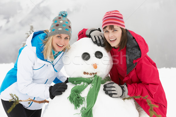 Stock foto: Zwei · weiblichen · Freunde · Gebäude · Schneemann · Ski