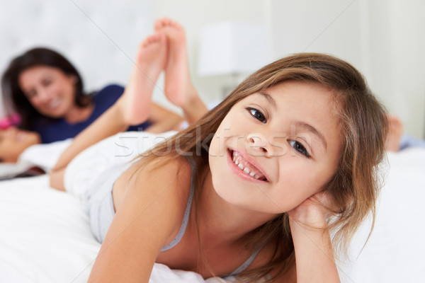 Сток-фото: матери · детей · расслабляющая · кровать · пижама