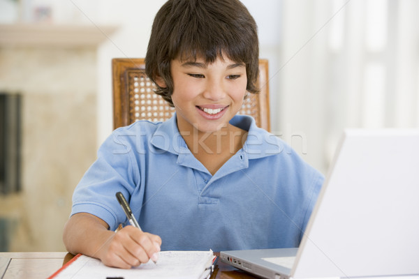 Stockfoto: Laptop · huiswerk · eetkamer · glimlachend · computer