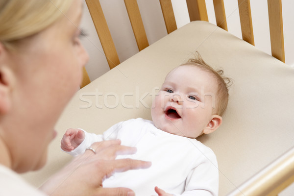 Mutter spielen Baby Kinderbett Frau Person Stock foto © monkey_business