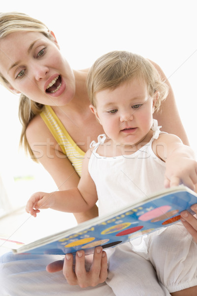 Stock foto: Mutter · Baby · Lesung · Buch · drinnen · Hinweis