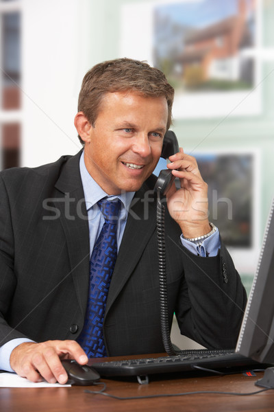 Foto stock: Masculino · corretor · de · imóveis · falante · telefone · secretária · trabalhando