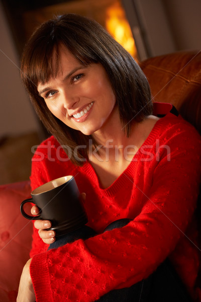 расслабляющая горячий напиток огня женщину Сток-фото © monkey_business