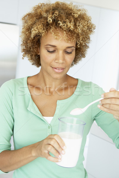 Erwachsenen Frau halten diätetische Ergänzungen home Stock foto © monkey_business