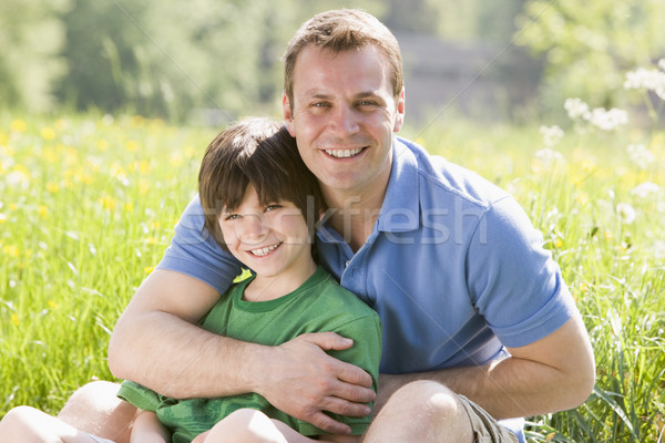 商業照片: 父親的兒子 · 坐在 · 戶外活動 · 微笑 · 草 · 男子