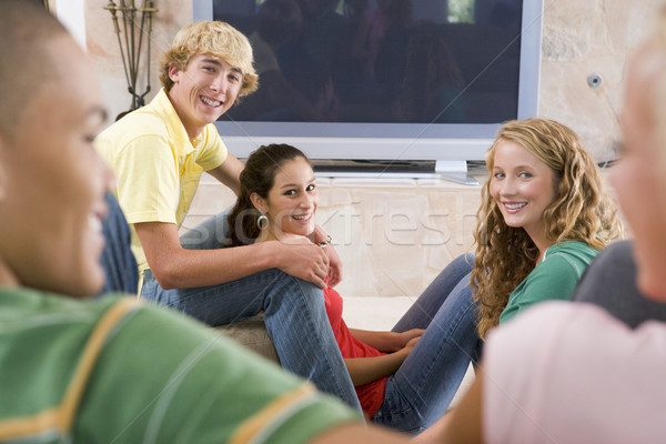 Adolescenti agatat afara televiziune prietenii grup Imagine de stoc © monkey_business