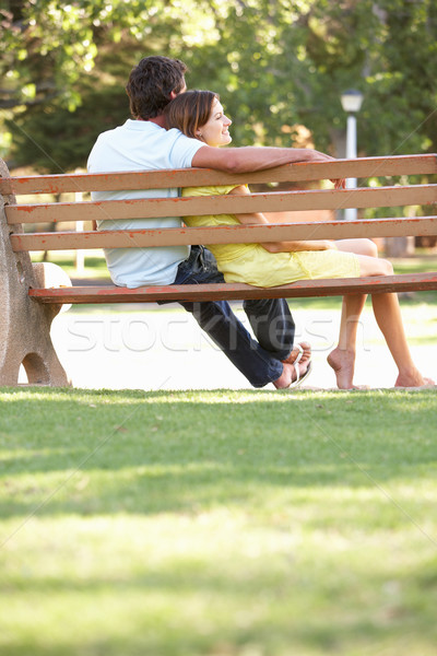 两个人坐在椅子上图片图片