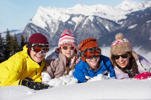 Foto stock: Grupo · crianças · esquiar · férias · montanhas