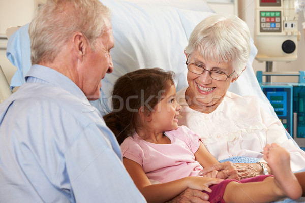 Enkelin Großmutter Krankenhausbett Frau Kinder Mann Stock foto © monkey_business