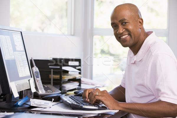Man kantoor aan huis glimlachend technologie werken Stockfoto © monkey_business