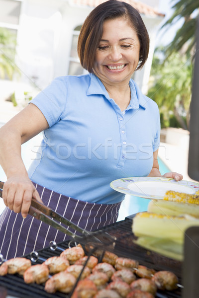 [[stock_photo]]: Femme · cuisson · barbecue · heureux · maison · jardin