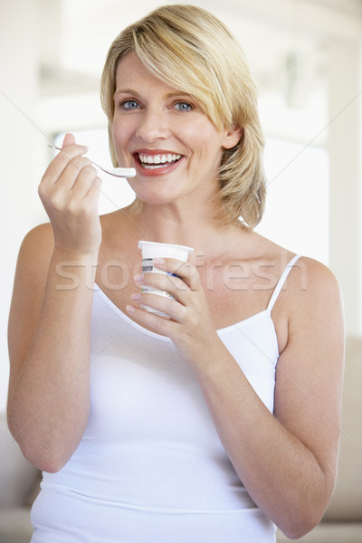 Сток-фото: взрослый · женщину · еды · йогурт · счастливым · домой