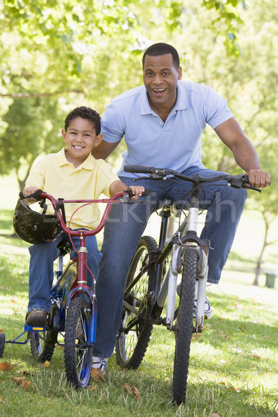 Foto stock: Hombre · bicicletas · aire · libre · sonriendo · sonrisa