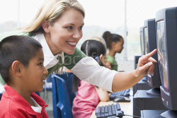 Stock fotó: Tanár · segít · óvoda · gyerekek · tanul · számítógépek