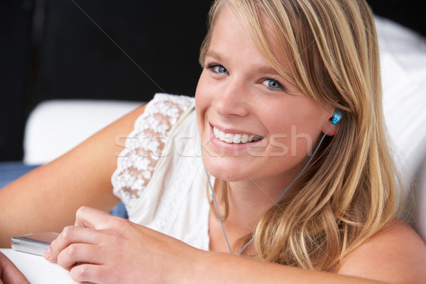 Stüdyo portre genç kız dinleme mp3 çalar müzik Stok fotoğraf © monkey_business