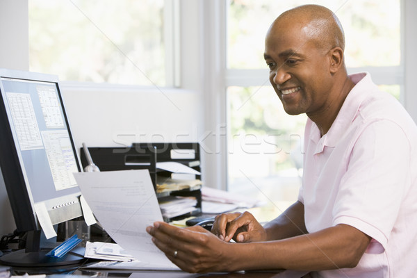 Stockfoto: Man · kantoor · aan · huis · glimlachend · technologie · werken