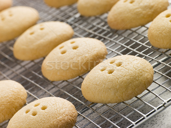 Wellington pulsante biscotti raffreddamento rack alimentare Foto d'archivio © monkey_business