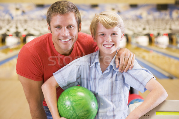 Férfi fiatal srác bowlingpálya tart labda mosolyog Stock fotó © monkey_business