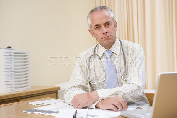 Сток-фото: врач · ноутбука · здоровья · портрет · столе
