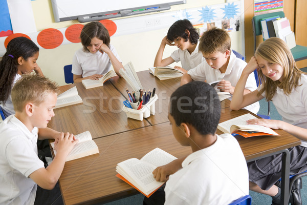 Dzieci w wieku szkolnym czytania książek klasy szkoły edukacji Zdjęcia stock © monkey_business