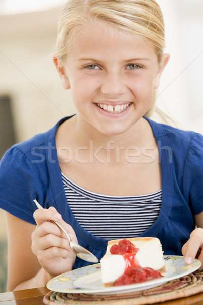 Zdjęcia stock: Młoda · dziewczyna · jedzenie · sernik · uśmiechnięty · dziewczyna