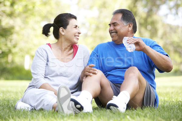 Foto stock: Casal · de · idosos · exercer · homem · casal · garrafa