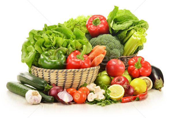 Surowy warzyw wiklina koszyka odizolowany biały Zdjęcia stock © monticelllo