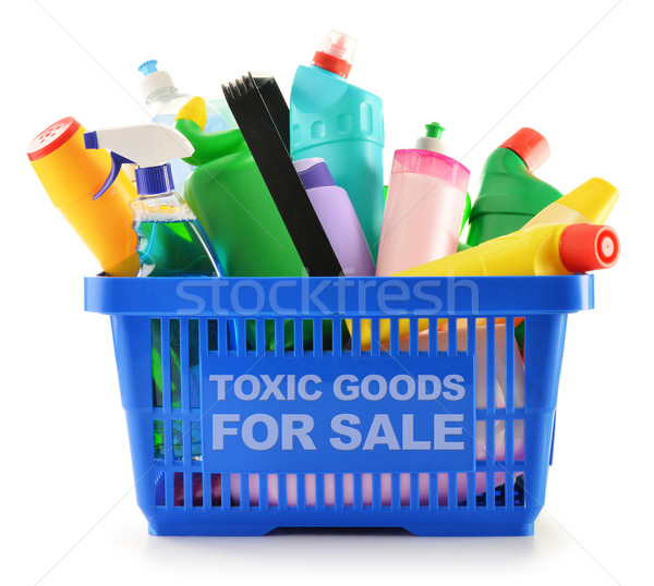 Foto stock: Carrinho · de · compras · detergente · garrafas · isolado · branco · químico