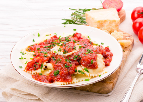 [[stock_photo]]: Ravioli · sauce · tomate · fraîches · parmesan · ciboulette · fond