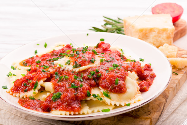 Ravioli molho de tomate fresco queijo parmesão cebolinha fundo Foto stock © Moradoheath
