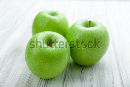 Bunicuta măr fruct fundal alb proaspăt Imagine de stoc © Moradoheath