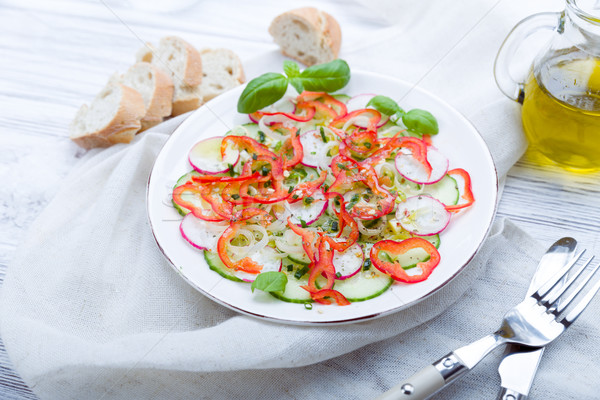 Frischen Frühling Salat Gurken Rettich Paprika Stock foto © Moradoheath