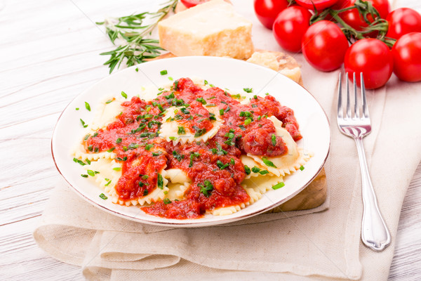 Foto stock: Ravioles · salsa · de · tomate · frescos · queso · parmesano · cebollino · fondo