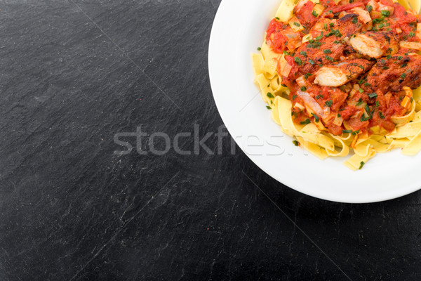 Wstążka makaronu kurczaka pomidorów por sos Zdjęcia stock © Moradoheath