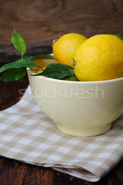 Foto stock: Fresco · limão · tigela · mesa · de · madeira