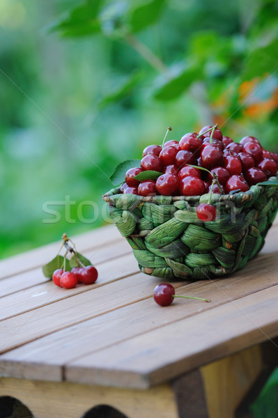 Soczysty dojrzały wiśni koszyka drewniany stół zewnątrz Zdjęcia stock © Moravska