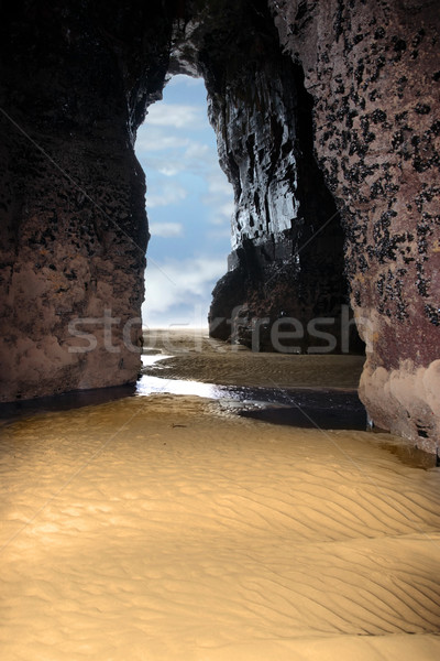 Bent arany homokos tengerpart szirt barlang kilátás Stock fotó © morrbyte
